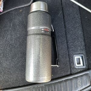 Thermos Vacuum thermos bottle